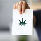 97_Cannabis_medical_Experimentation_Feuille_papier_avec_feuille_cannabis