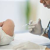 338_Securite_vaccins_enfants_conclusion_CSST_nourrisson_vaccine_dans_cuisse