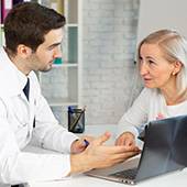 medecin-tir-moyen-patient-discutant_12060688-Freepik.com