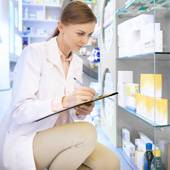 pharmacien-inventaire-gpointstudio-freepik