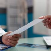 Febuxostat_Medecin-qui-donne-prescription-au-patient_DC-Studio_Freepik