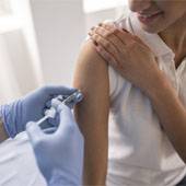 20260709_Medecin-Vaccinant-Patient_Magnific