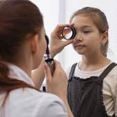 20260930_doctor-testing-patient-eyesight_Magnific